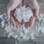 kupa-sniegu-w-rekach