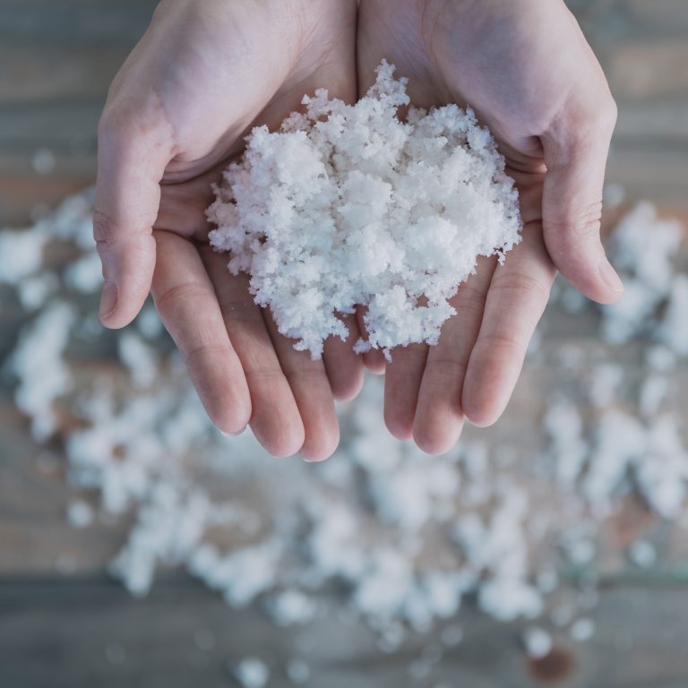 kupa-sniegu-w-rekach